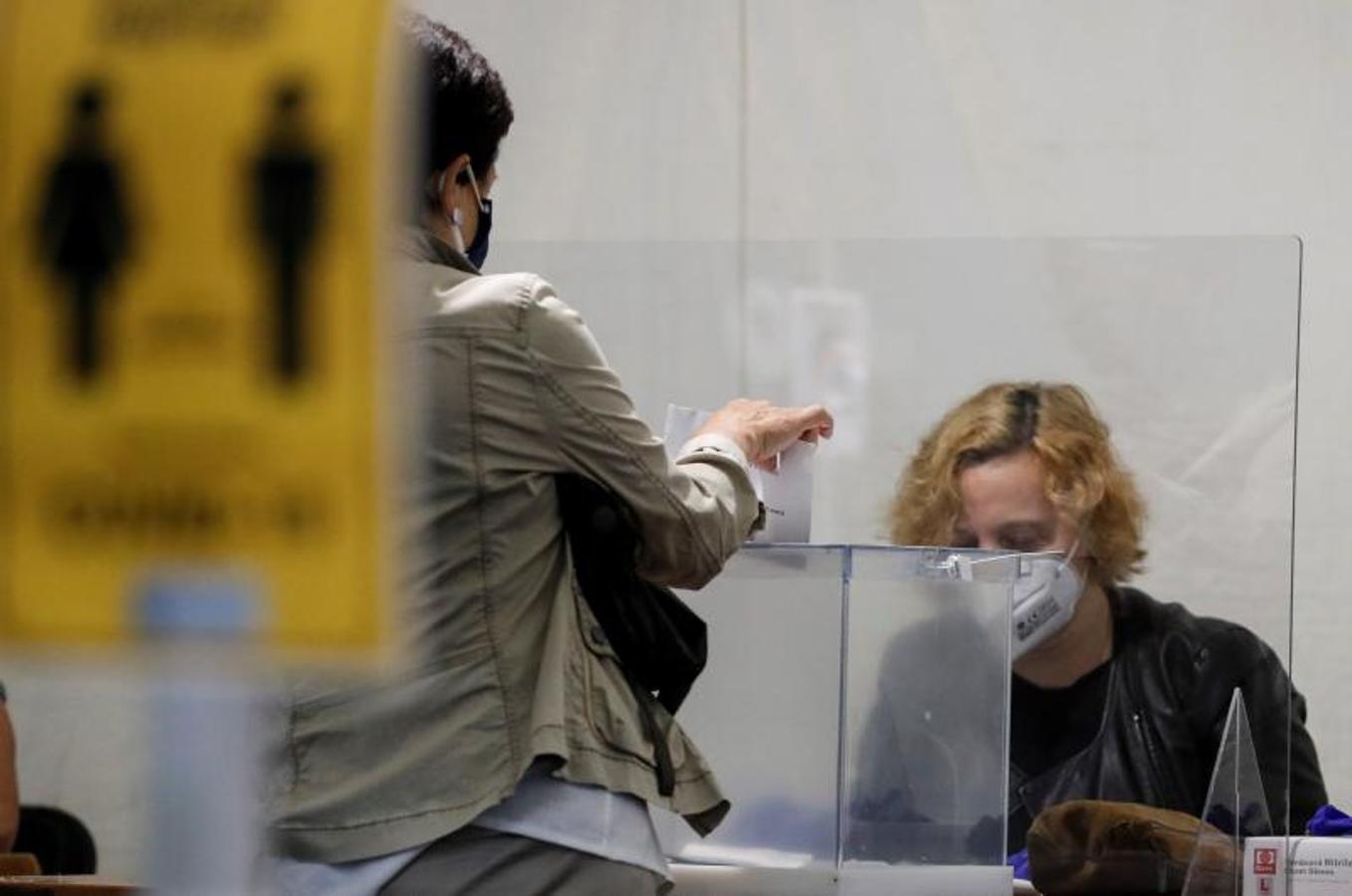 Mascarillas, geles, restricciones de aforo y demás medidas de prevención ante la covid-19 marcan una jornada electoral atípica en el País Vasco