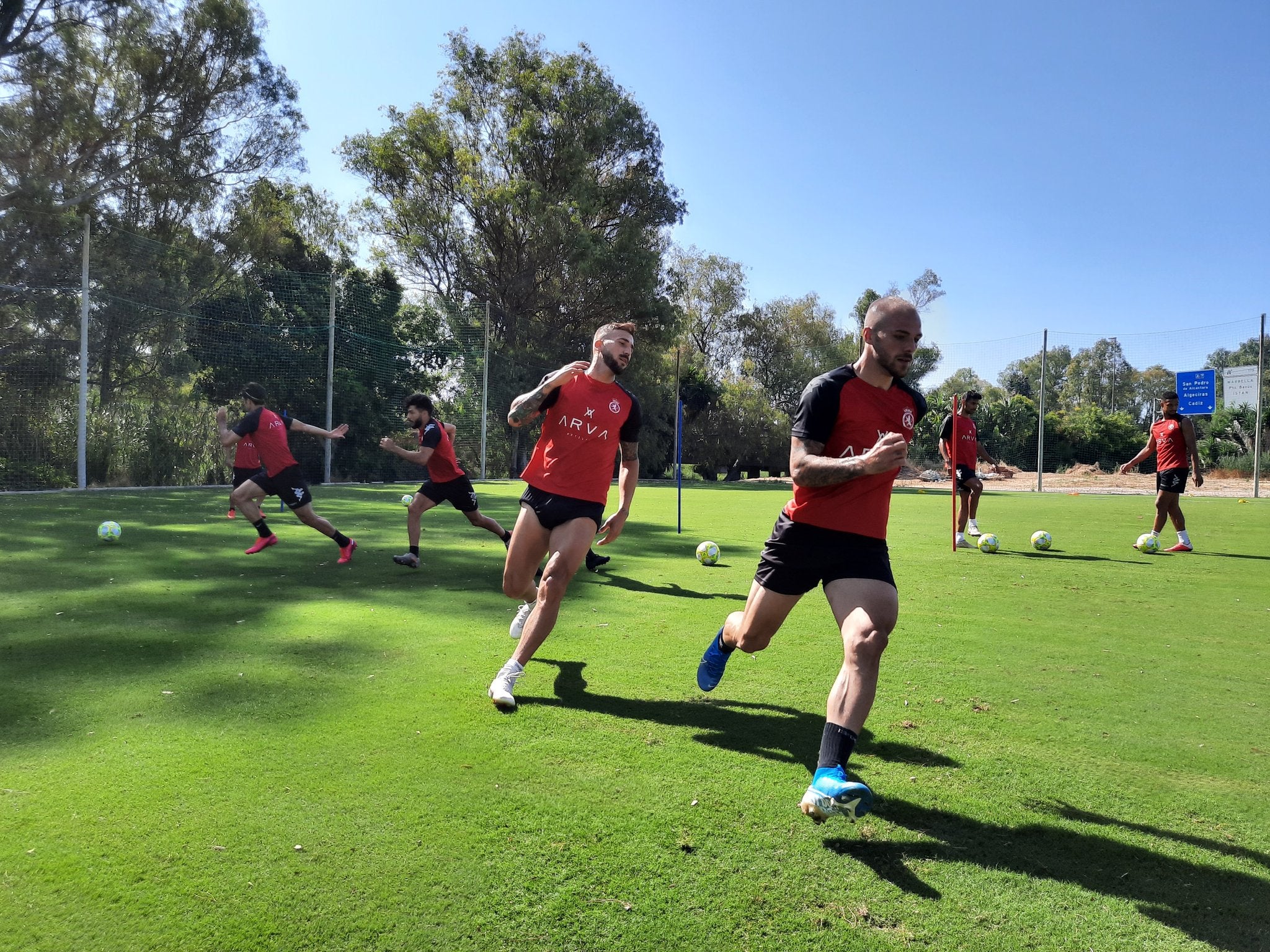 La Cultural sigue con sus entrenamientos en Marbella a la espera de su primer partido.