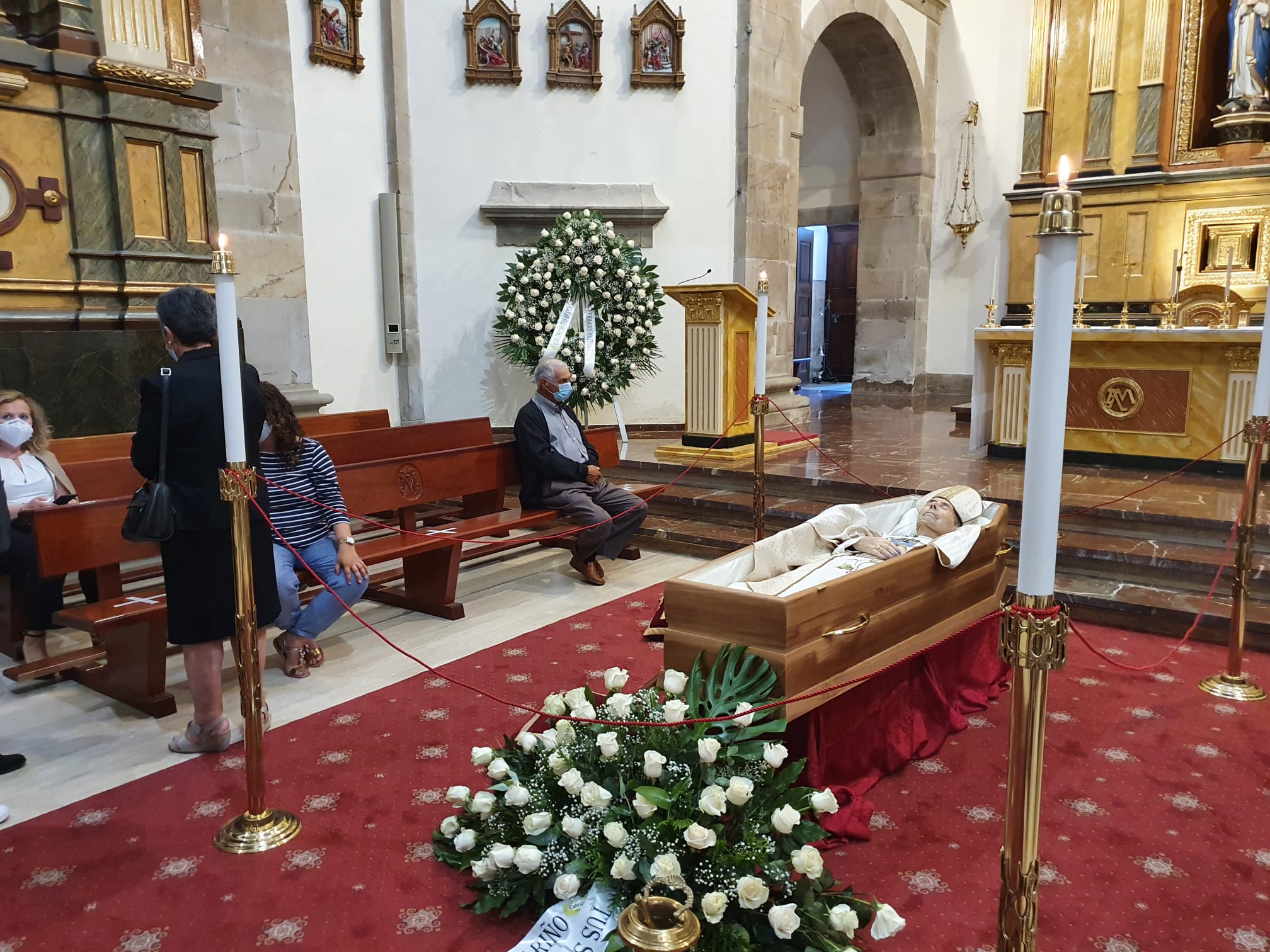 El Ayuntamiento de Astorga decreta luto oficial luto oficial por la muerte del obispo emérito de Astorga hasta el funeral previsto para este miércoles. Las condolencias se multiplican tras el fallecimiento de monseñor Lorenzo, que será enterrado en la Capilla de la Majestad. 