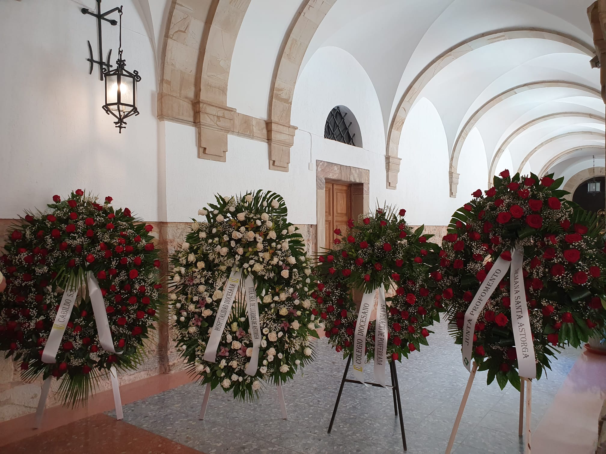 El Ayuntamiento de Astorga decreta luto oficial luto oficial por la muerte del obispo emérito de Astorga hasta el funeral previsto para este miércoles. Las condolencias se multiplican tras el fallecimiento de monseñor Lorenzo, que será enterrado en la Capilla de la Majestad. 