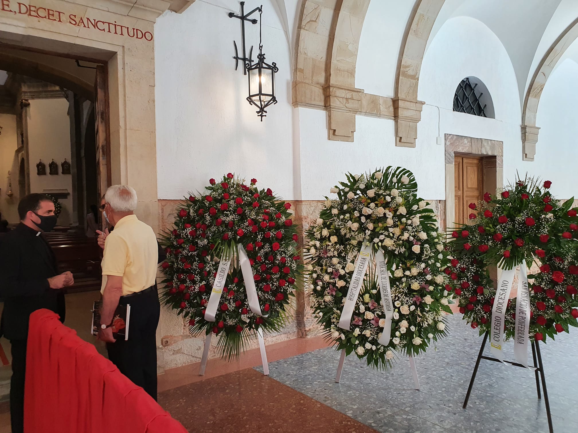 El Ayuntamiento de Astorga decreta luto oficial luto oficial por la muerte del obispo emérito de Astorga hasta el funeral previsto para este miércoles. Las condolencias se multiplican tras el fallecimiento de monseñor Lorenzo, que será enterrado en la Capilla de la Majestad. 