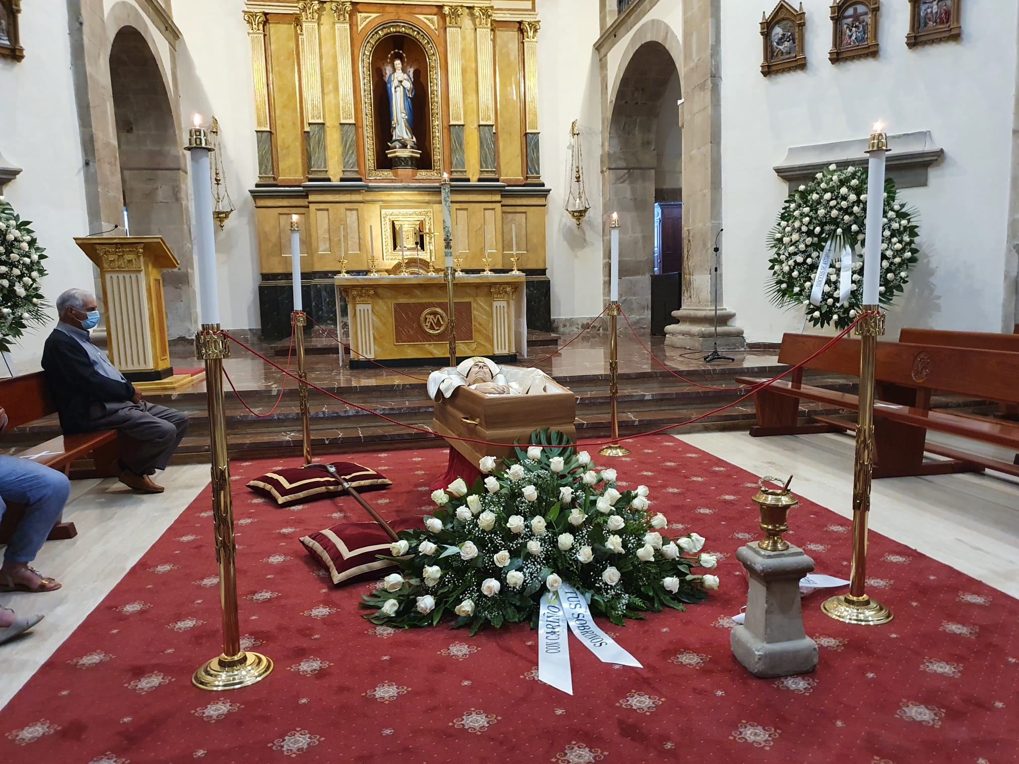 El Ayuntamiento de Astorga decreta luto oficial luto oficial por la muerte del obispo emérito de Astorga hasta el funeral previsto para este miércoles. Las condolencias se multiplican tras el fallecimiento de monseñor Lorenzo, que será enterrado en la Capilla de la Majestad. 