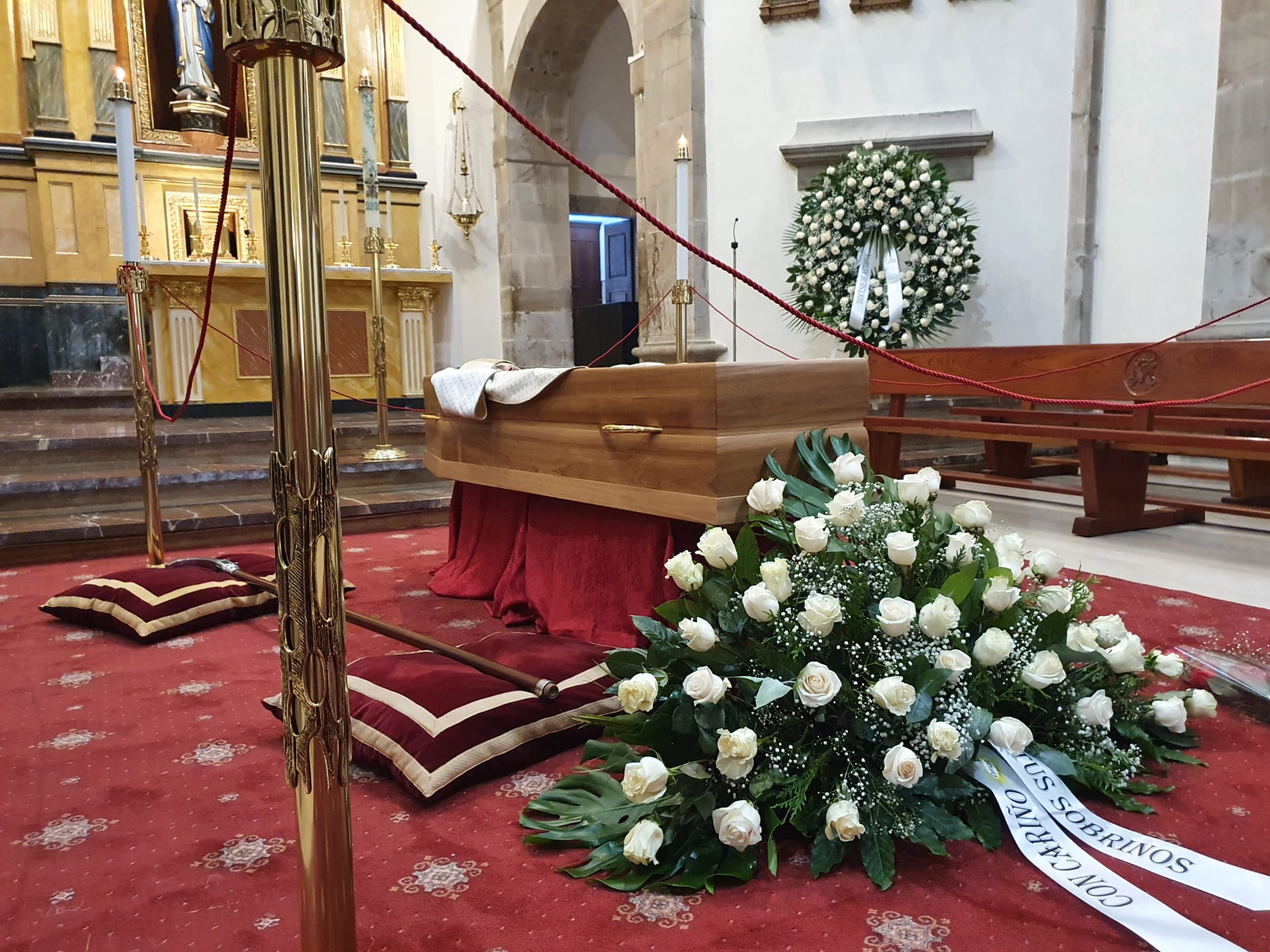 El Ayuntamiento de Astorga decreta luto oficial luto oficial por la muerte del obispo emérito de Astorga hasta el funeral previsto para este miércoles. Las condolencias se multiplican tras el fallecimiento de monseñor Lorenzo, que será enterrado en la Capilla de la Majestad. 