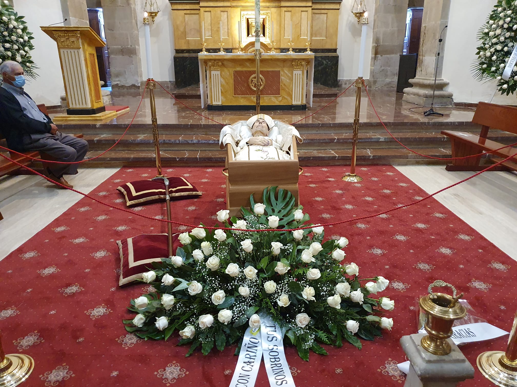 El Ayuntamiento de Astorga decreta luto oficial luto oficial por la muerte del obispo emérito de Astorga hasta el funeral previsto para este miércoles. Las condolencias se multiplican tras el fallecimiento de monseñor Lorenzo, que será enterrado en la Capilla de la Majestad. 