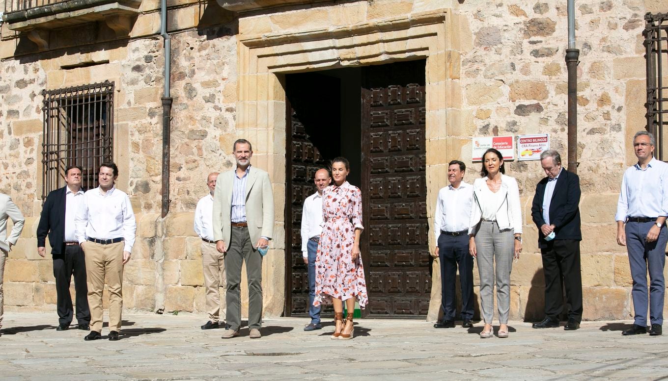 Los reyes se interesan por el reto demográfico y el impacto del COVID-19 en la provincia de Soria. Felipe VI y Letizia hacen su primera parada en Vinuesa y reciben el calor de los pinariegos. 