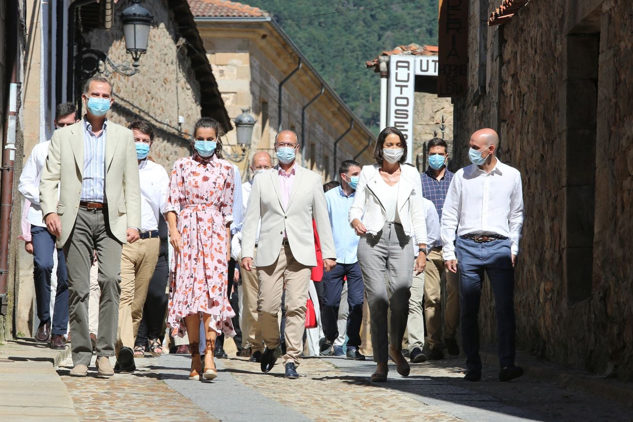 Los reyes se interesan por el reto demográfico y el impacto del COVID-19 en la provincia de Soria. Felipe VI y Letizia hacen su primera parada en Vinuesa y reciben el calor de los pinariegos. 