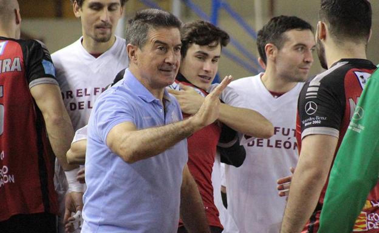 Manolo Cadenas durante un tiempo muerto.