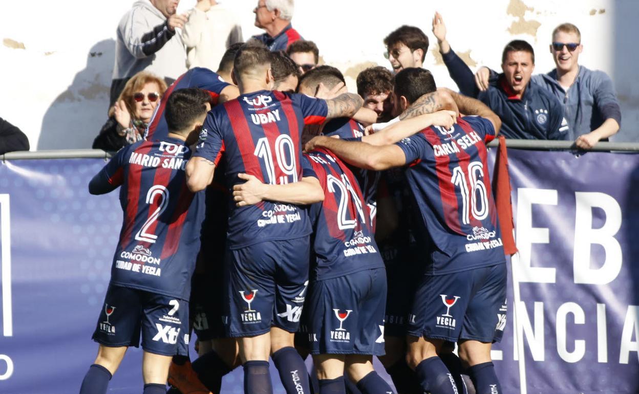 Los jugadores del Yeclano celebran un gol.