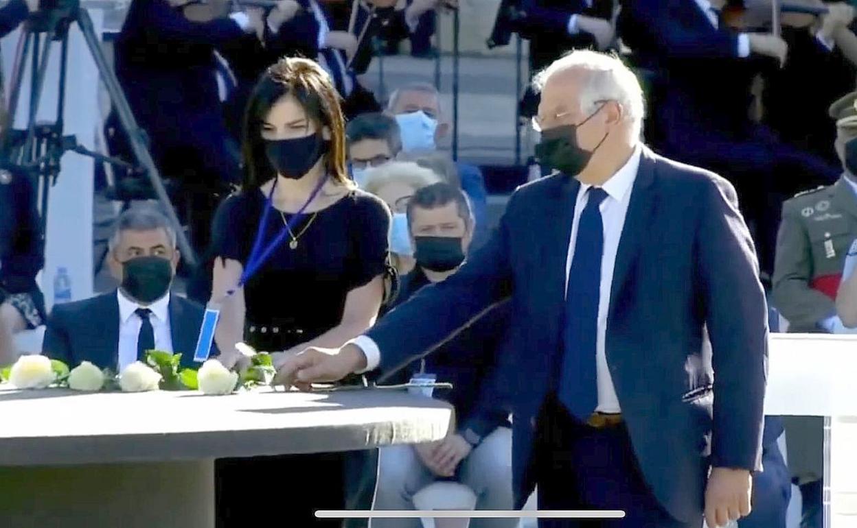 La hija del doctor Antonio Gutiérrez en el momento de depositar un clavel blanco durante el homenaje.