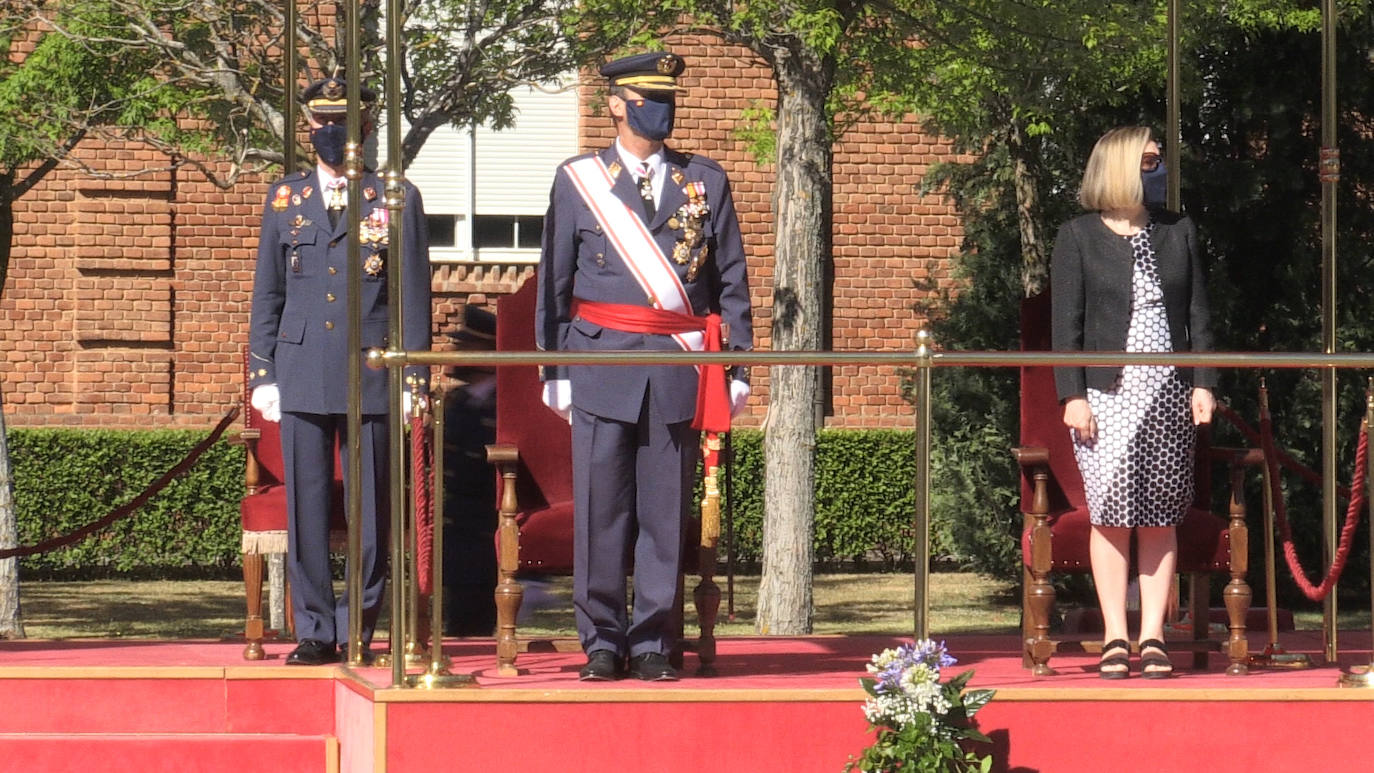 Los 275 alumnos de la XXVIII promoción de la Academia Básica del Aire han recibido este viernes en el aérodromo militar los Reales Despachos que los convierten en sargentos del Ejército del Aire en un año marcado por la enseñanza online.