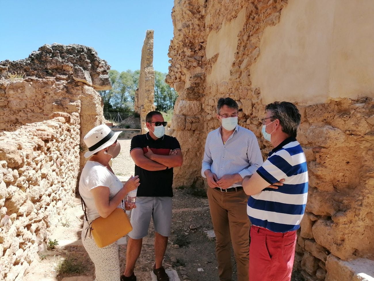 Imagen principal - Diferentes instantes de la visita realizada al monasterio este viernes.