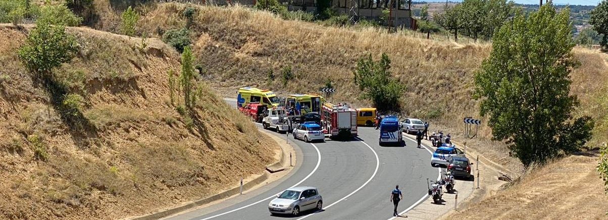 Una mujer herida al chocar su turismo contra una furgoneta en la zona de los hospitales en León capital. 
