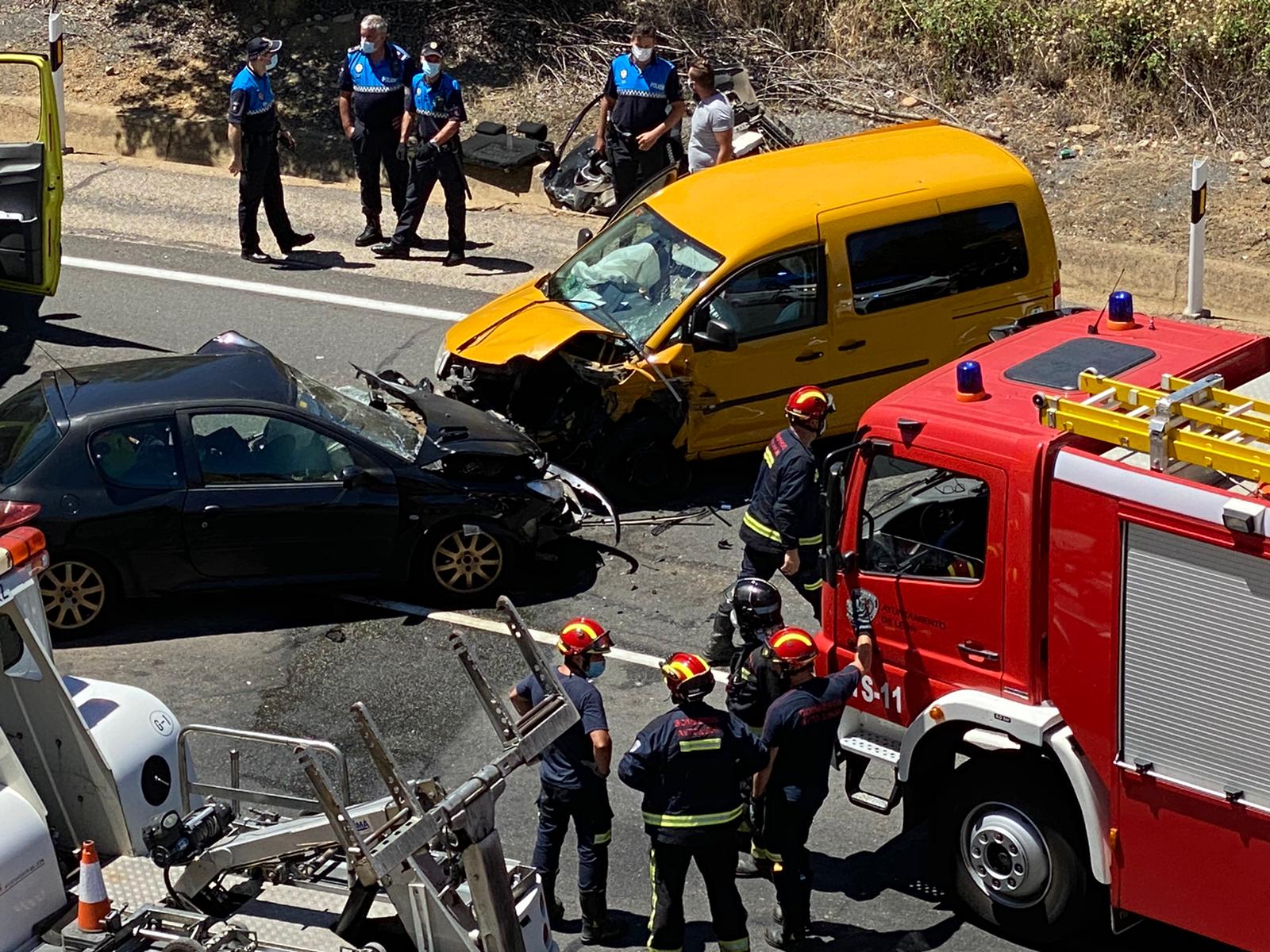 Una mujer herida al chocar su turismo contra una furgoneta en la zona de los hospitales en León capital. 