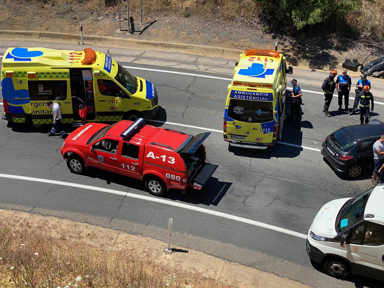 Una mujer herida al chocar su turismo contra una furgoneta en la zona de los hospitales en León capital. 