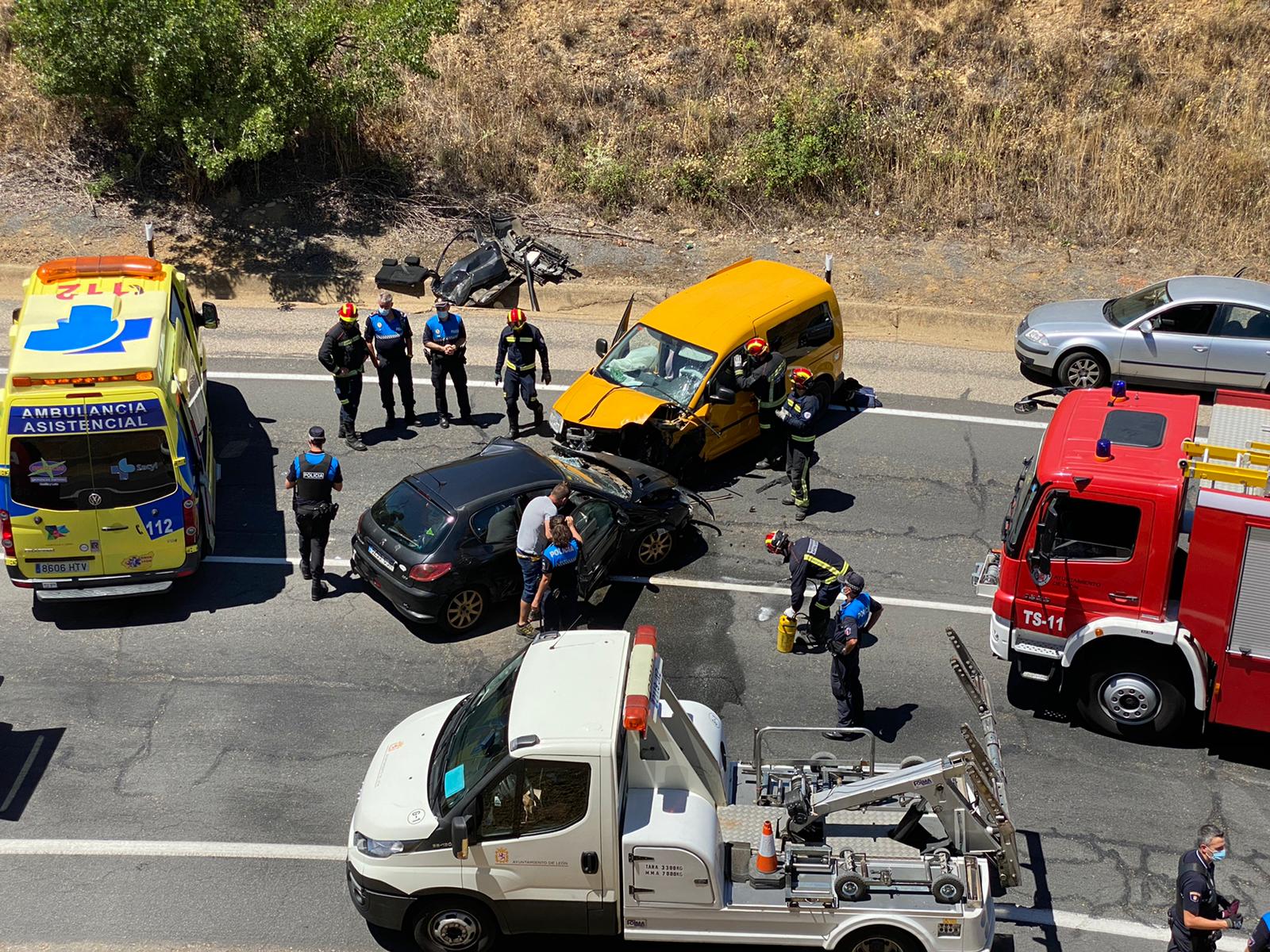 Una mujer herida al chocar su turismo contra una furgoneta en la zona de los hospitales en León capital. 