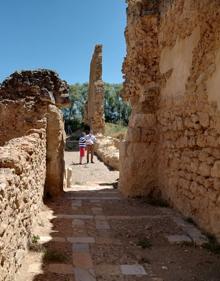 Imagen secundaria 2 - Diferentes instantes de la visita realizada al monasterio este viernes.