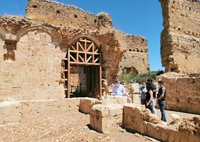 Imagen secundaria 1 - Diferentes instantes de la visita realizada al monasterio este viernes.