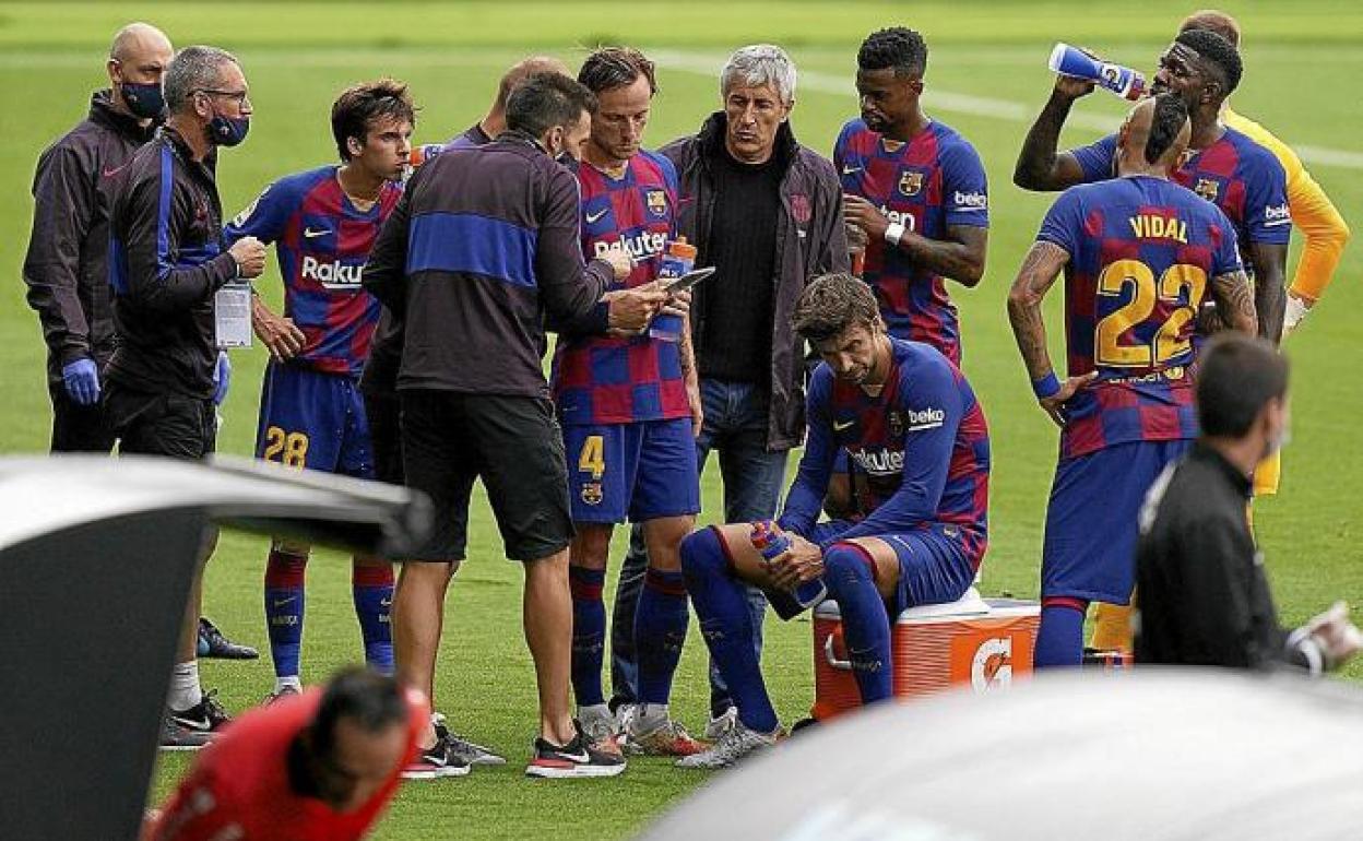 Eder Sarabia, ayudante de Setién, da órdenes en una pausa de hidratación. 