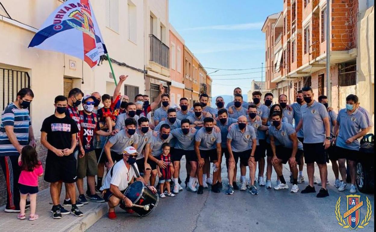 Aficionados del Yeclano despiden al equipo.