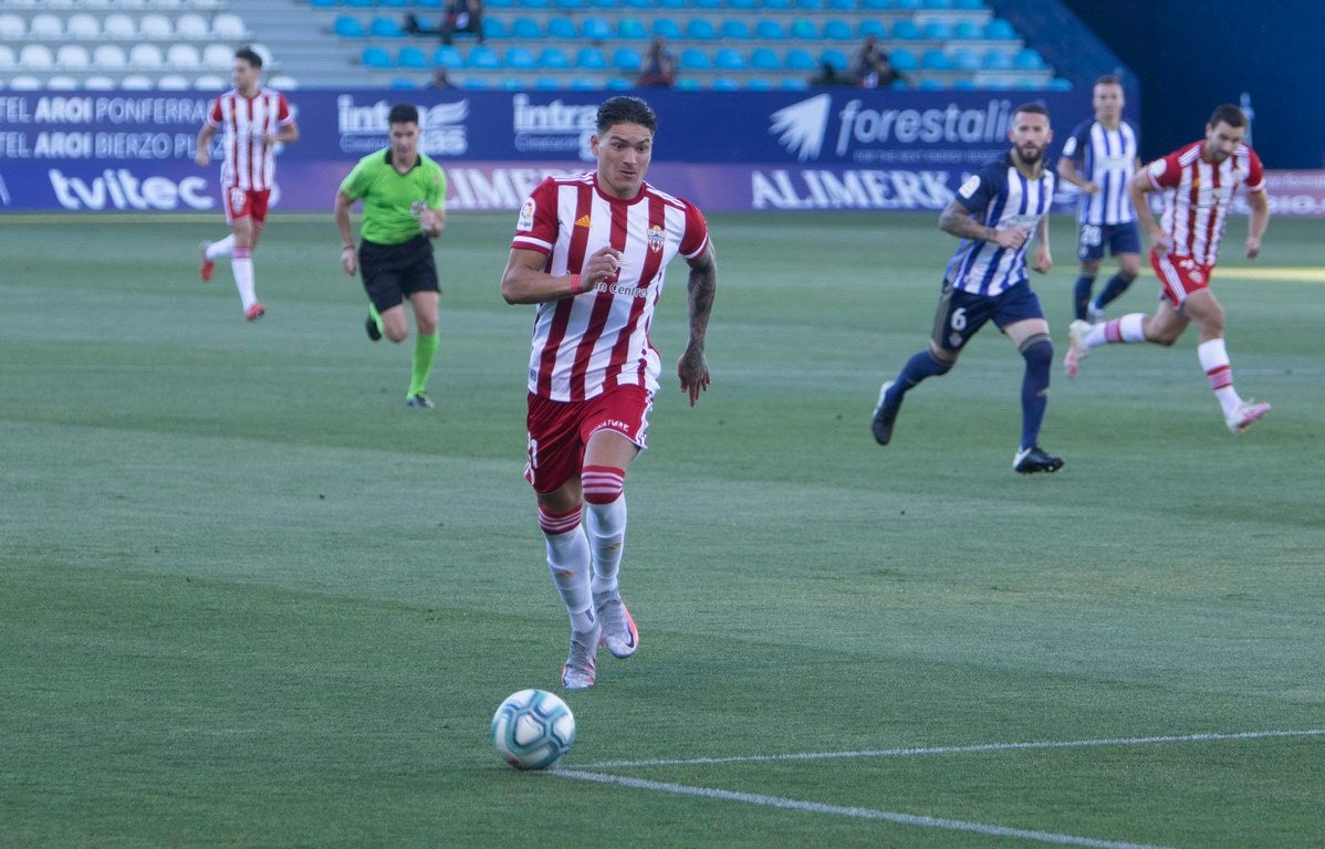 La Ponferradina se impone al Almería con gol de Yuri en El Toralín y logra respirar tranquila con la salvación en el bolsillo | El delantero se convierte en el máximo goleador en solitario de la historia de la Deportiva con 157 'dianas'. 