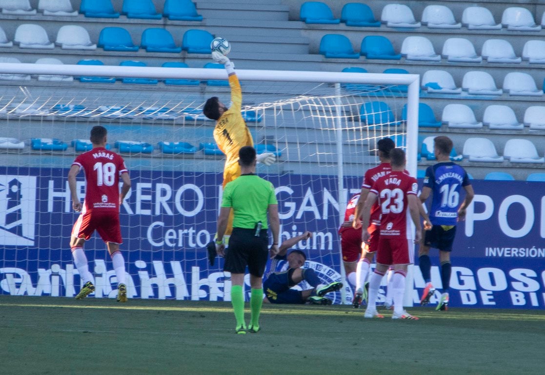 La Ponferradina se impone al Almería con gol de Yuri en El Toralín y logra respirar tranquila con la salvación en el bolsillo | El delantero se convierte en el máximo goleador en solitario de la historia de la Deportiva con 157 'dianas'. 