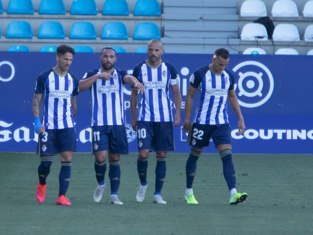 La Ponferradina se impone al Almería con gol de Yuri en El Toralín y logra respirar tranquila con la salvación en el bolsillo | El delantero se convierte en el máximo goleador en solitario de la historia de la Deportiva con 157 'dianas'. 