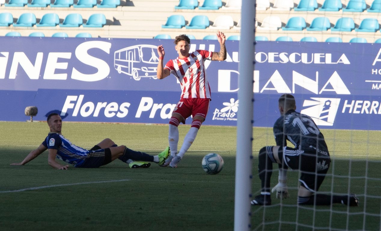 La Ponferradina se impone al Almería con gol de Yuri en El Toralín y logra respirar tranquila con la salvación en el bolsillo | El delantero se convierte en el máximo goleador en solitario de la historia de la Deportiva con 157 'dianas'. 