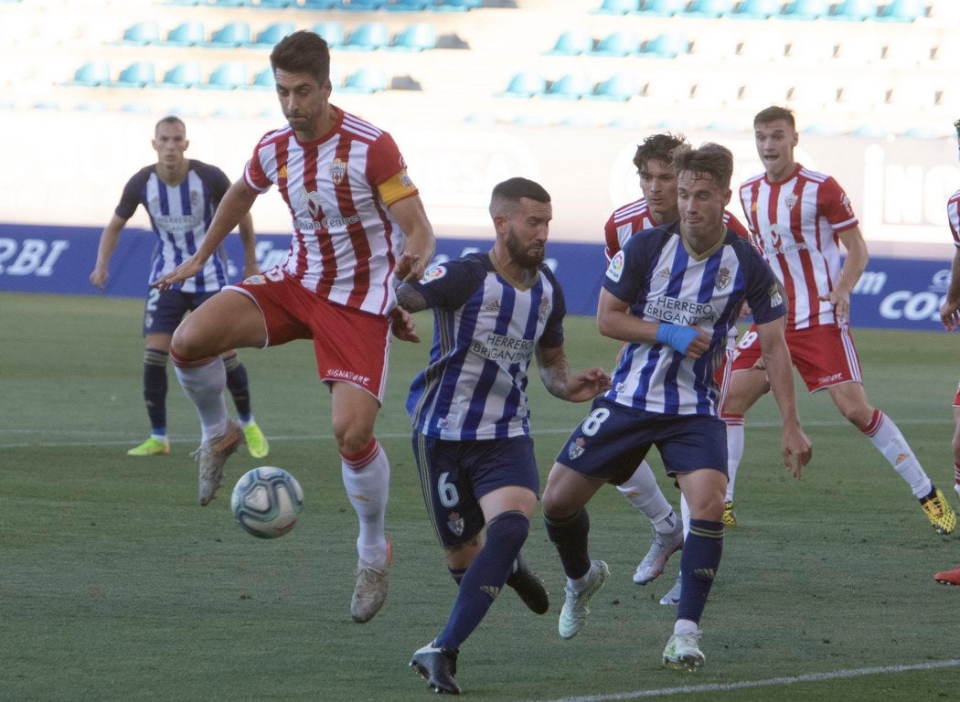 La Ponferradina se impone al Almería con gol de Yuri en El Toralín y logra respirar tranquila con la salvación en el bolsillo | El delantero se convierte en el máximo goleador en solitario de la historia de la Deportiva con 157 'dianas'. 