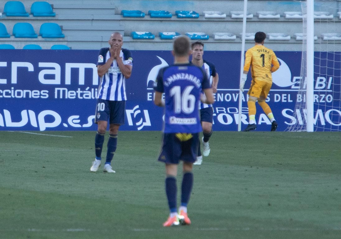 La Ponferradina se impone al Almería con gol de Yuri en El Toralín y logra respirar tranquila con la salvación en el bolsillo | El delantero se convierte en el máximo goleador en solitario de la historia de la Deportiva con 157 'dianas'. 