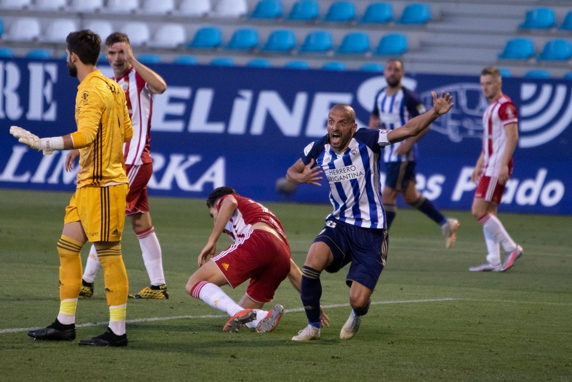 La Ponferradina se impone al Almería con gol de Yuri en El Toralín y logra respirar tranquila con la salvación en el bolsillo | El delantero se convierte en el máximo goleador en solitario de la historia de la Deportiva con 157 'dianas'. 