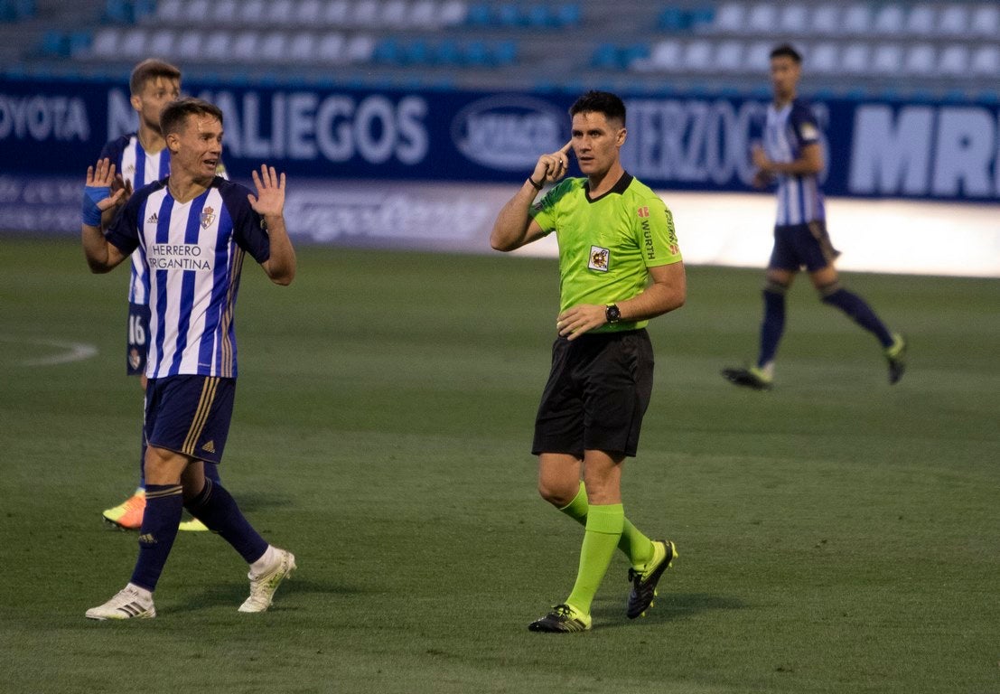 La Ponferradina se impone al Almería con gol de Yuri en El Toralín y logra respirar tranquila con la salvación en el bolsillo | El delantero se convierte en el máximo goleador en solitario de la historia de la Deportiva con 157 'dianas'. 