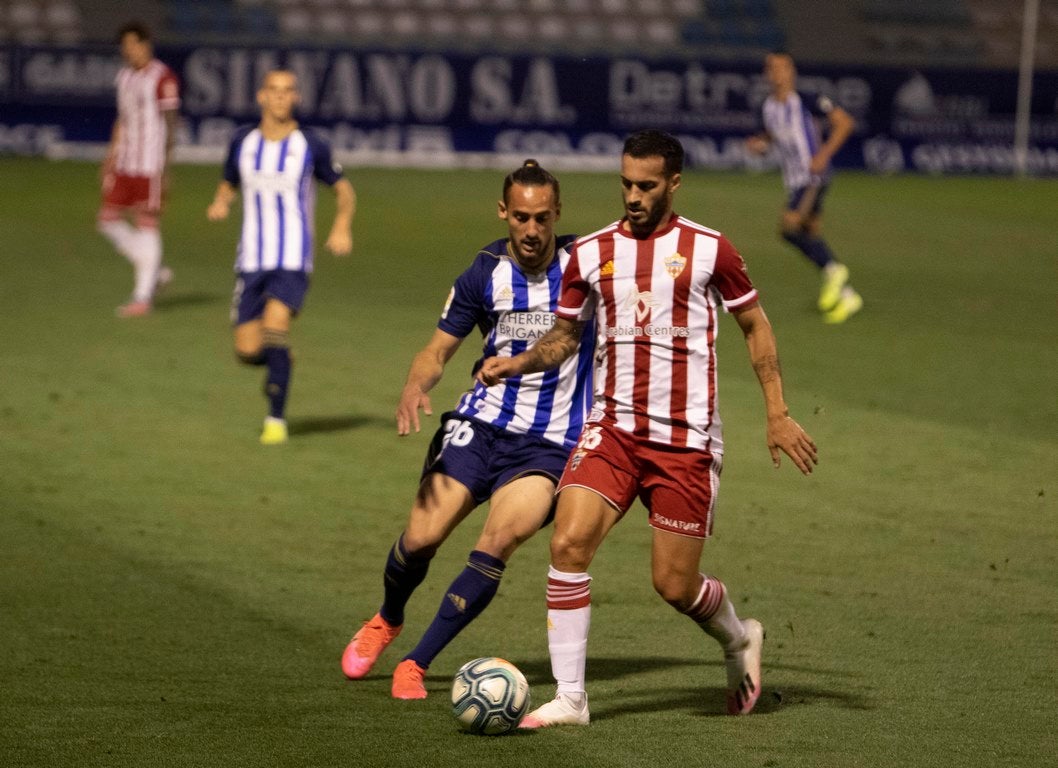 La Ponferradina se impone al Almería con gol de Yuri en El Toralín y logra respirar tranquila con la salvación en el bolsillo | El delantero se convierte en el máximo goleador en solitario de la historia de la Deportiva con 157 'dianas'. 