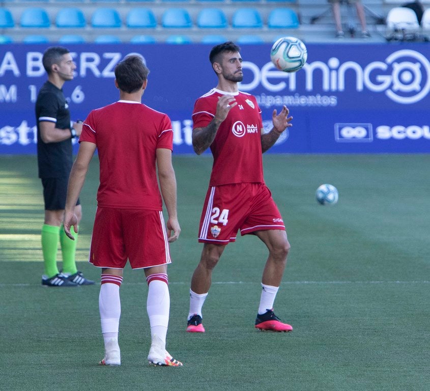 La Ponferradina se impone al Almería con gol de Yuri en El Toralín y logra respirar tranquila con la salvación en el bolsillo | El delantero se convierte en el máximo goleador en solitario de la historia de la Deportiva con 157 'dianas'. 