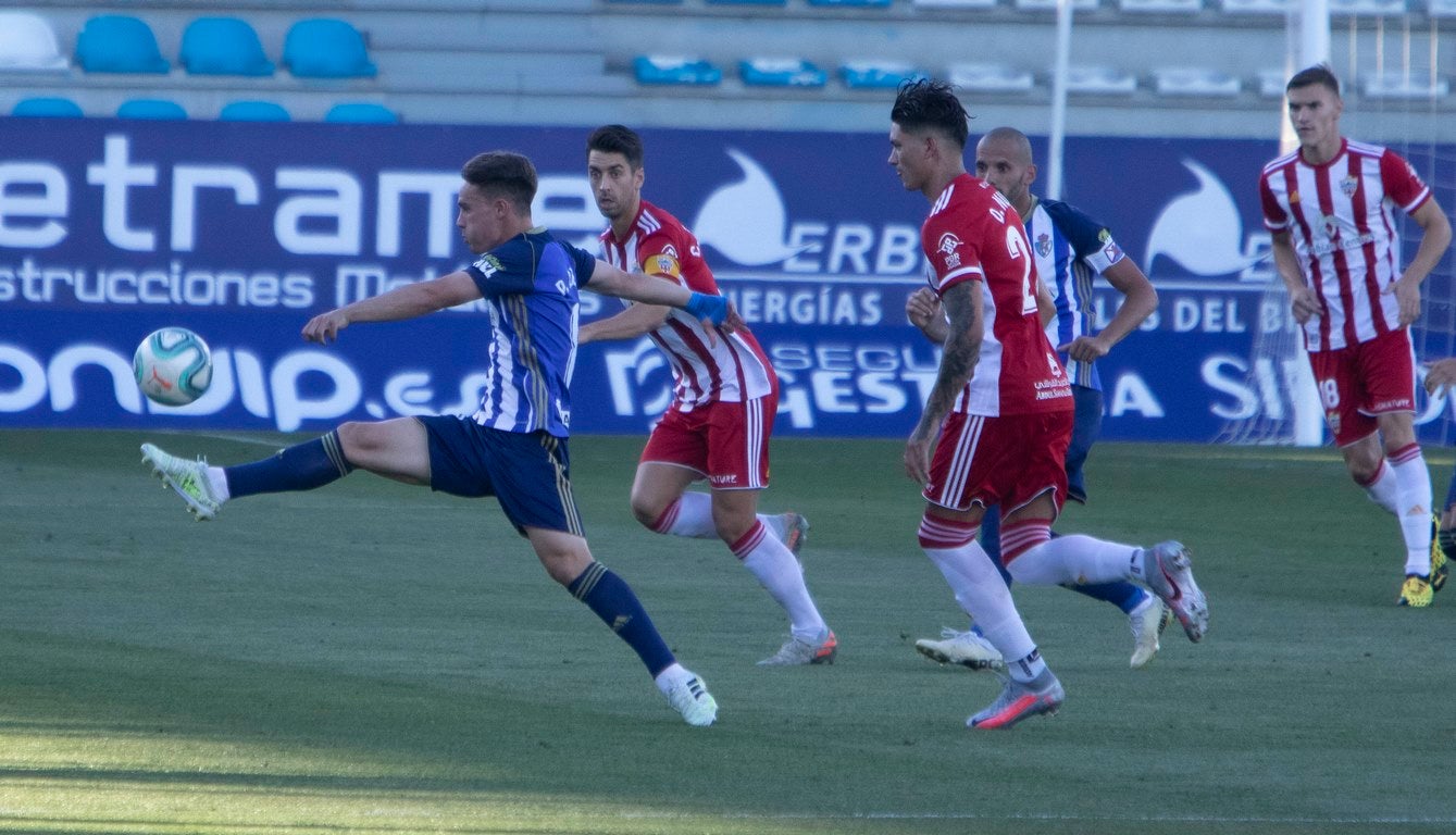 La Ponferradina se impone al Almería con gol de Yuri en El Toralín y logra respirar tranquila con la salvación en el bolsillo | El delantero se convierte en el máximo goleador en solitario de la historia de la Deportiva con 157 'dianas'. 