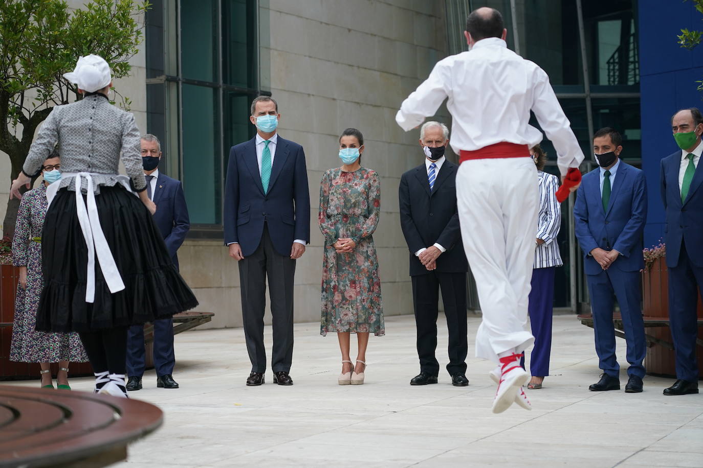 Don Felipe y doña Letizia iniciaron en Canarias su gira por todo el país tras el confinamiento. Después han viajado a Baleares, Andalucía, Castilla La-Macha, Comunidad Valenciana, a la Región de Murcia, Aragón, La Rioja, País Vasco. Los Reyes visitarán todas las comunidades autónomas de España con el objetivo de apoyar al turismo después de la pandemia. 