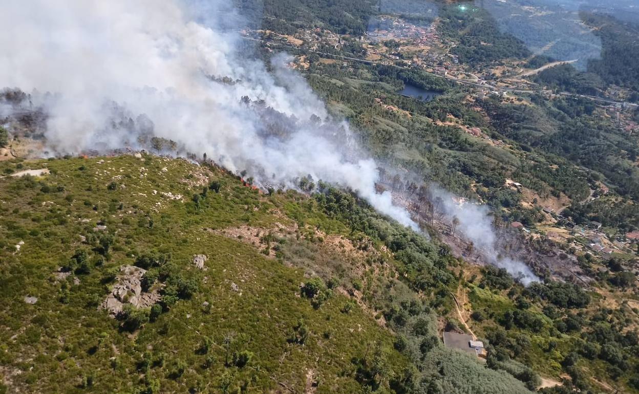 Incendio en la zona fronteriza de Orense con León.