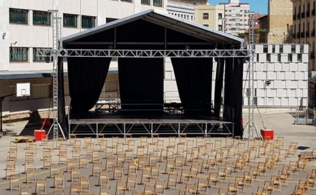 Imagen del patio preprado para el concierto en León.