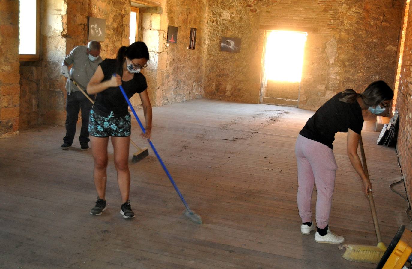 Los voluntarios trabajaron para recuperar este monumento de cara a la temporada turística