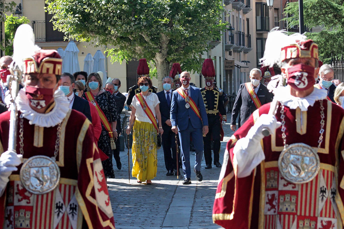 Celebración de Las Cabezadas; en la imagen, la Corporación Municipal sale en comitiva desde la plaza San Marcelo para dirigirse al atrio de San Isidoro