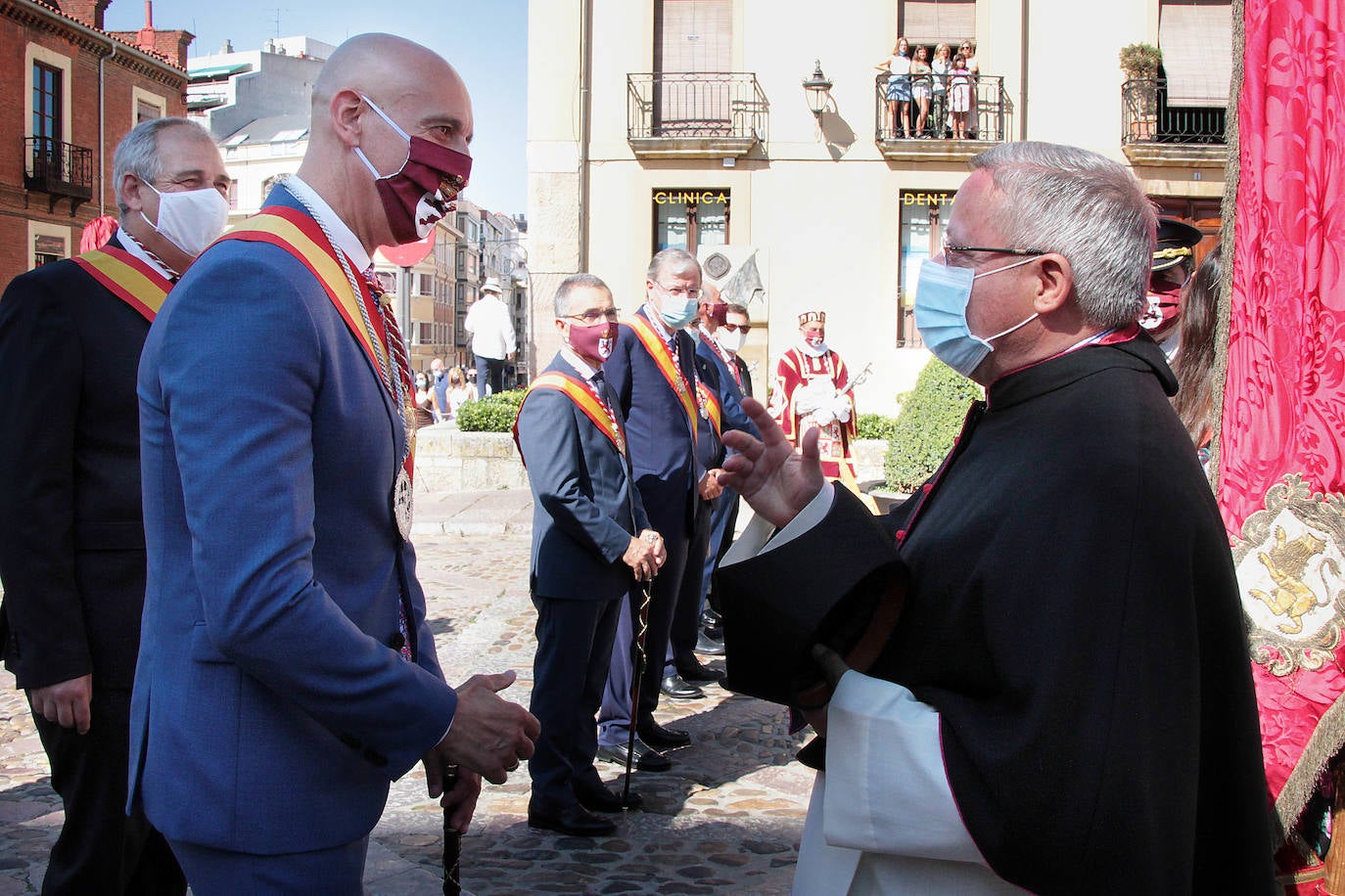 Celebración de Las Cabezadas; en la imagen, la Corporación Municipal sale en comitiva desde la plaza San Marcelo para dirigirse al atrio de San Isidoro