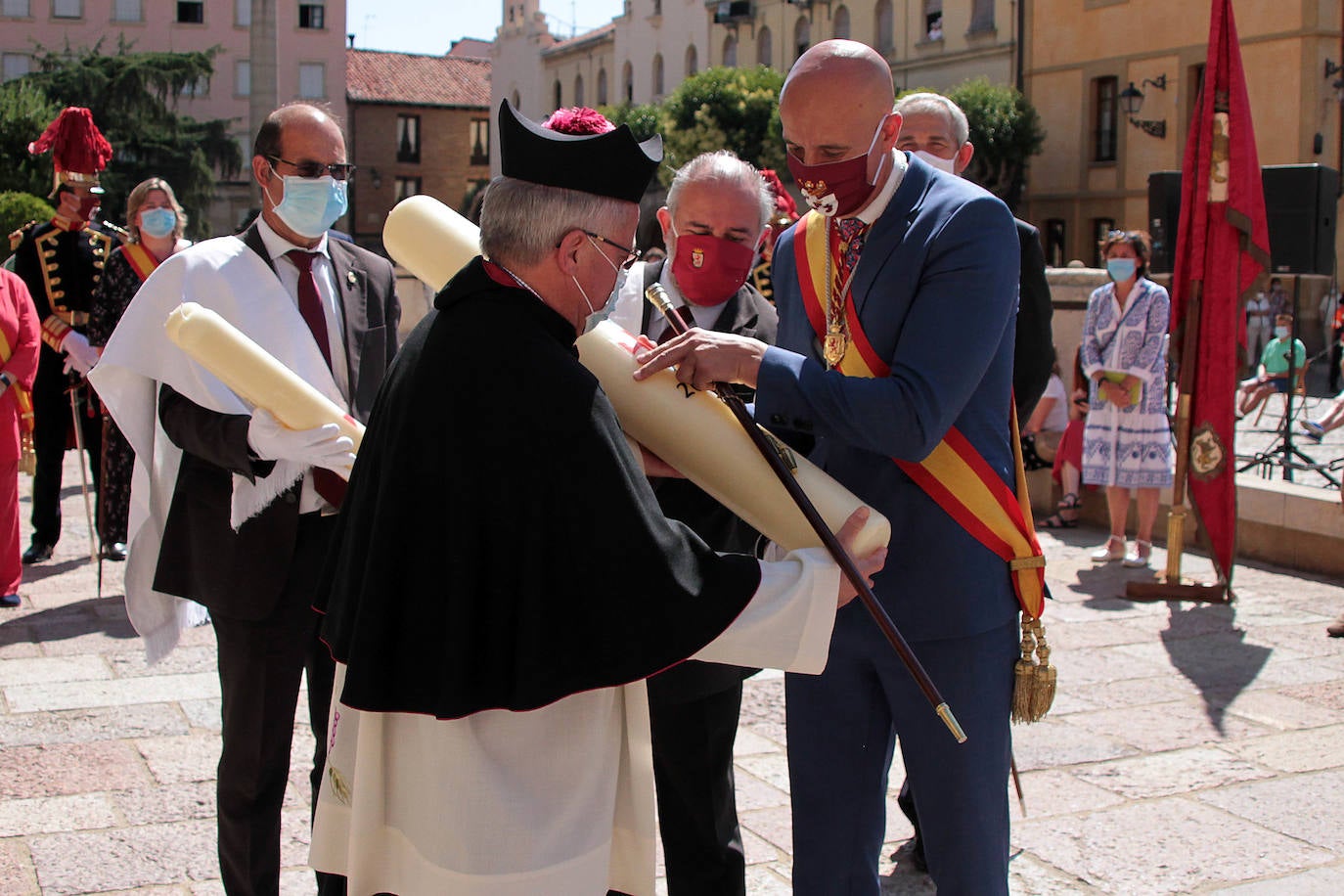 Celebración de Las Cabezadas; en la imagen, la Corporación Municipal sale en comitiva desde la plaza San Marcelo para dirigirse al atrio de San Isidoro