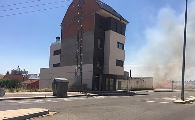 Imagen principal - Imágenes del incendio.