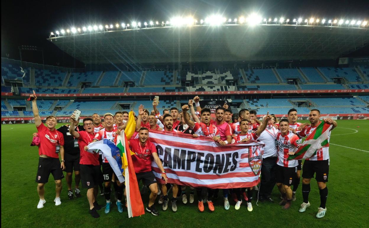 Los jugadores del Logroñés celebran el ascenso en la Rosaleda.