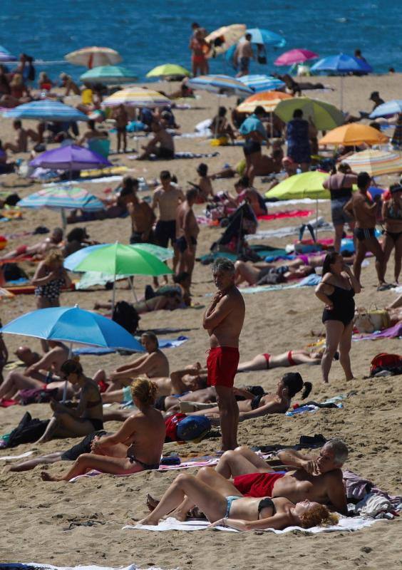 La Barceloneta, Barcelona. A pesar de las medidas anticoronavirus, las imágenes que ofrecen las playas españolas son muy distintas. Desde los controles y las medidas en la arena para mantener la distancia hasta las multitudes que se han visto en Cataluña este fin de semana.