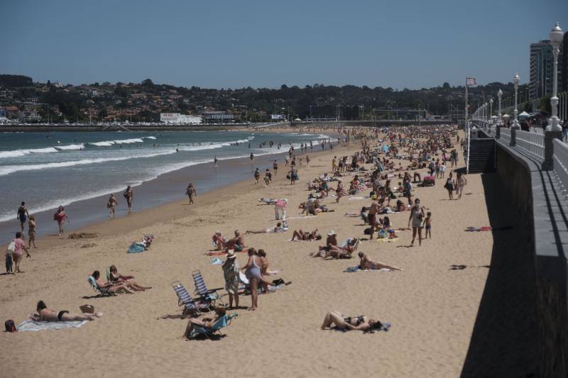 San Lorenzo, Gijón. A pesar de las medidas anticoronavirus, las imágenes que ofrecen las playas españolas son muy distintas. Desde los controles y las medidas en la arena para mantener la distancia hasta las multitudes que se han visto en Cataluña este fin de semana.