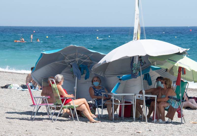 Motril, Granada. A pesar de las medidas anticoronavirus, las imágenes que ofrecen las playas españolas son muy distintas. Desde los controles y las medidas en la arena para mantener la distancia hasta las multitudes que se han visto en Cataluña este fin de semana.