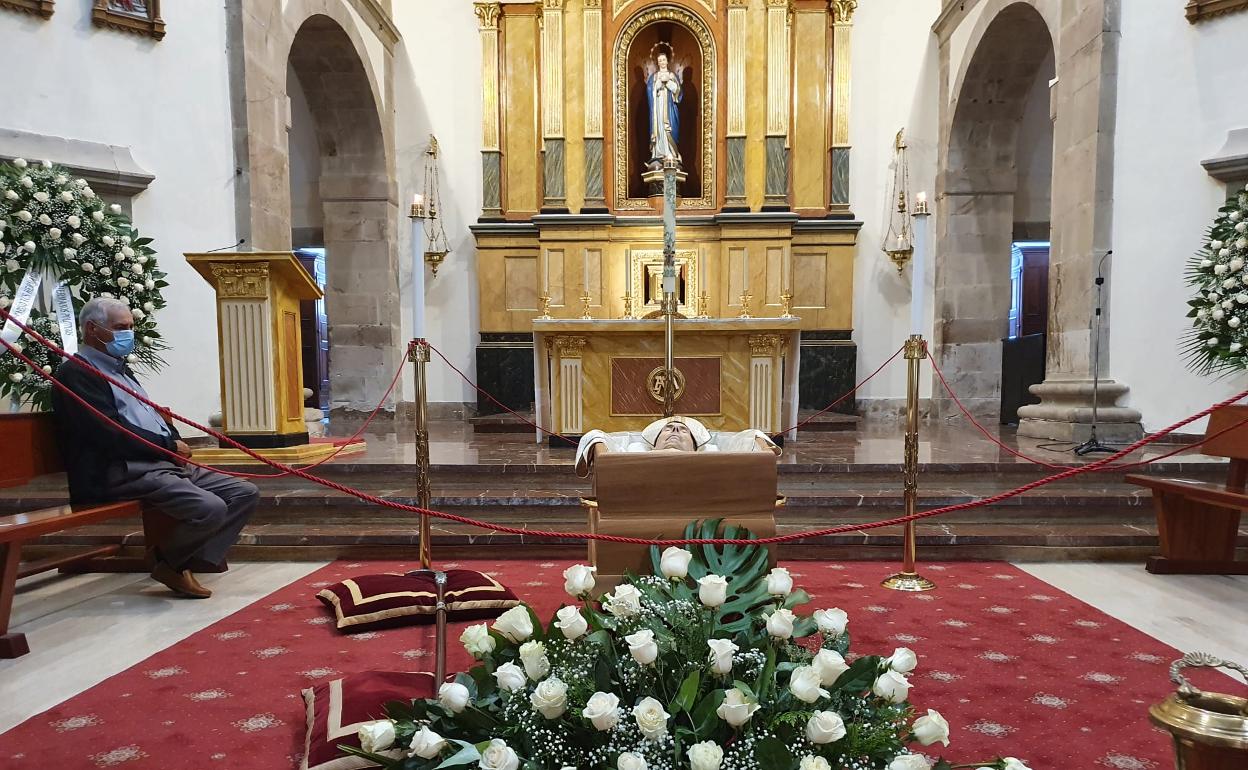 Capilla ardiente por Camilo Lorenzo.