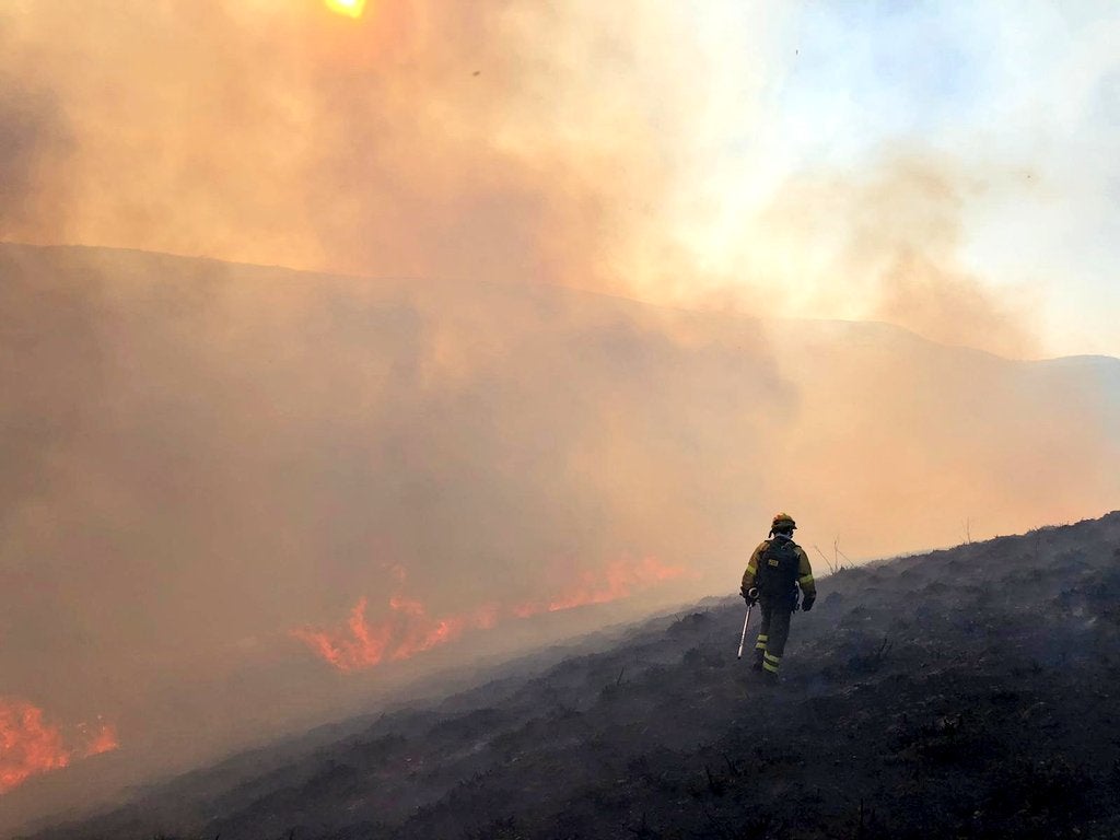 Un gran incendio en Balboa obliga a actuar a numerosos efectivos. El incendio se mantiene en 'nivel 0' y en el mismo actúan cuatro helicópteros y numerosos equipos de extinción. 