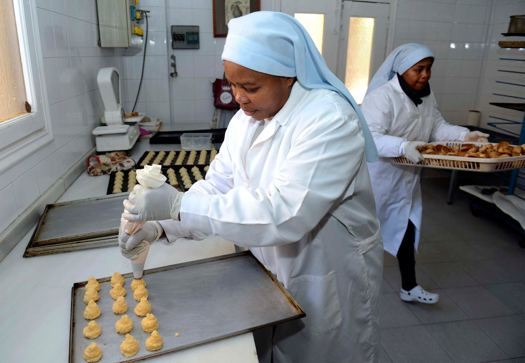 Las hermanas del Real Monasterio de San Benito del Real de Sahagún elaboran numerosos dulces de forma artesanal con recetas que atesoran desde la Edad Media.