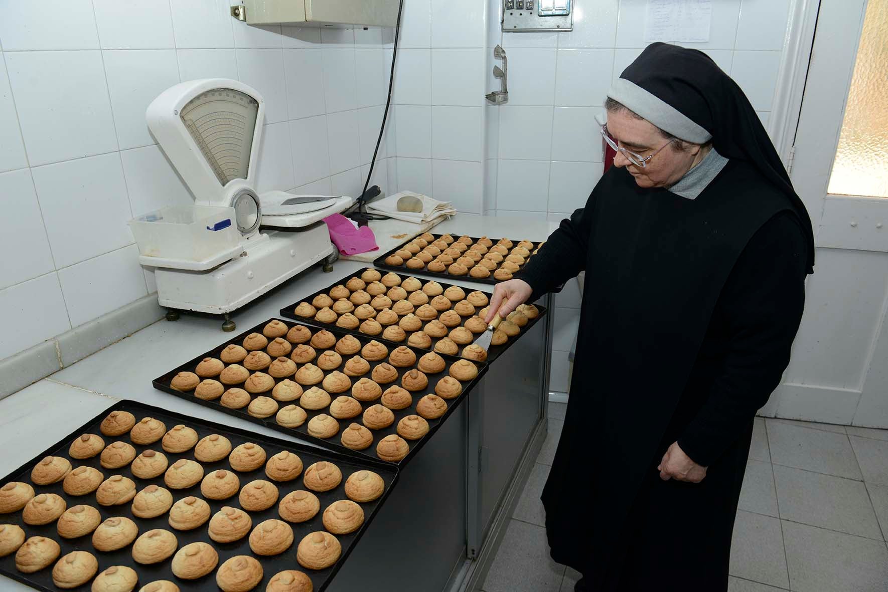 Las hermanas del Real Monasterio de San Benito del Real de Sahagún elaboran numerosos dulces de forma artesanal con recetas que atesoran desde la Edad Media.